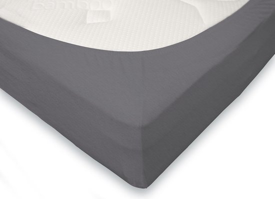 Antracietgrijs hoeslaken over een gestreepte witte matras met 'Bamboo' tekst.