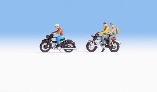 Twee motorrijders op motorfietsen tegen een blauwe hemel.