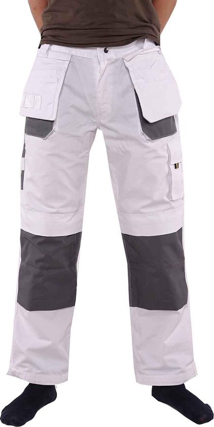 Witte werkbroek met donkergrijze knie- en zakverstevigingen, model draagt zwarte sokken.