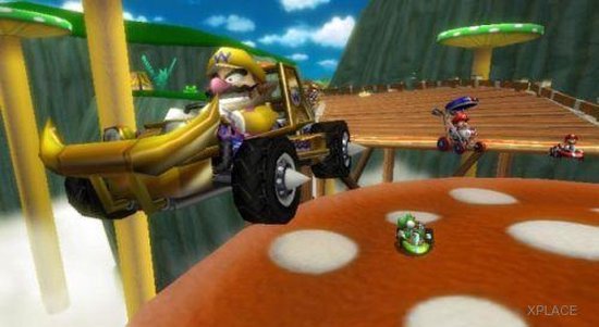 Wario rijdt in een gouden kart, racend op een brug met paddenstoelen. Andere karts zijn zichtbaar op de achtergrond.