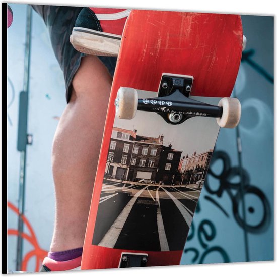 Dibond –Skater met Rood Skateboard-50x50 Foto op Aluminium (Met ophang)