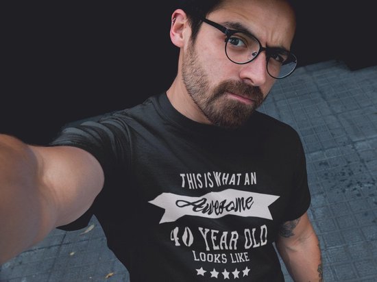 Leuke Grappige Verjaardag T-Shirt 40 Jaar | This is how an awesome 40 year old look like | Vaderdag cadeau | Cadeau voor Hem | Verjaardag Shirt | Humor | Maat S