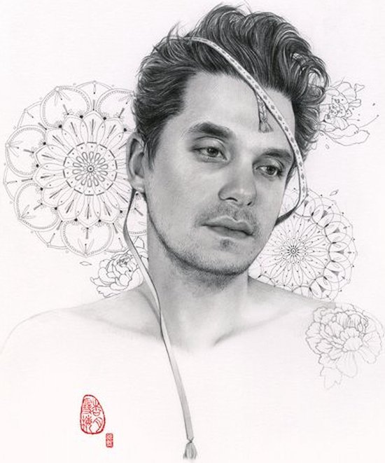 Potloodtekening van een man met een meetlint om zijn hoofd, met mandala's en bloemen op de achtergrond.