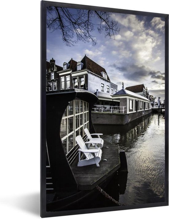 Poster met lijst Alkmaar Witte stoelen voor de gracht in