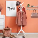 Kamer met oranje muur, kapstok met kleding en poster.