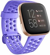 Siliconen Smartwatch bandje - Geschikt voor  Fitbit Versa / Versa 2 siliconen bandje met gaatjes - paars - Maat: S - Horlogeband / Polsband / Armband