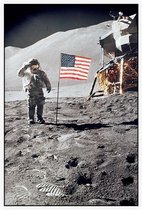 Astronaut gives salute beside U.S. flag (maanlanding) - Foto op Akoestisch paneel - 150 x 225 cm