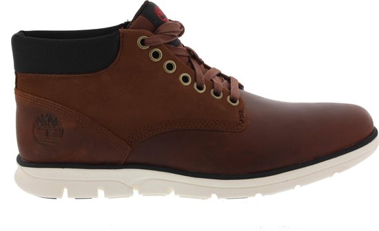 Bruine leren chukka boot met veters en witte zool.