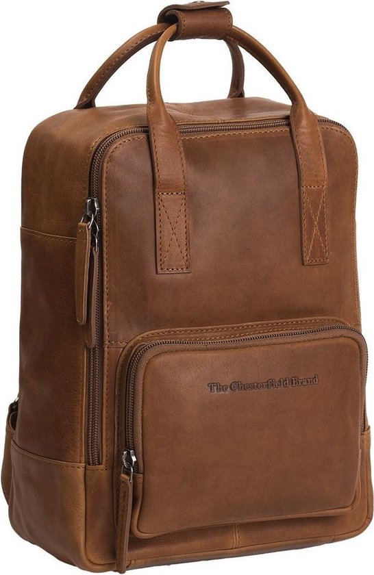Bruine leren rugzak met handvatten, voorvak met rits en logo 'The Chesterfield Brand'.