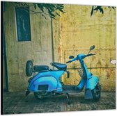 Dibond –Blauwe Scooter voor Gele Muur-50x50 Foto op Aluminium (Wanddecoratie van metaal)