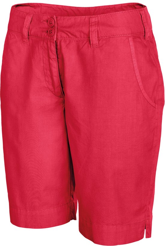 Bermuda courte rouge pour femme avec fermeture boutonnée et zippée, deux poches latérales et deux poches passepoilées à l'arrière.
