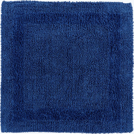 Donkerblauwe, vierkante badmat van 100% katoen met een pluizige textuur.