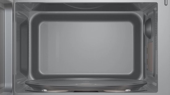 Binnenkant van een witte Bosch magnetron met een draaiplateau.