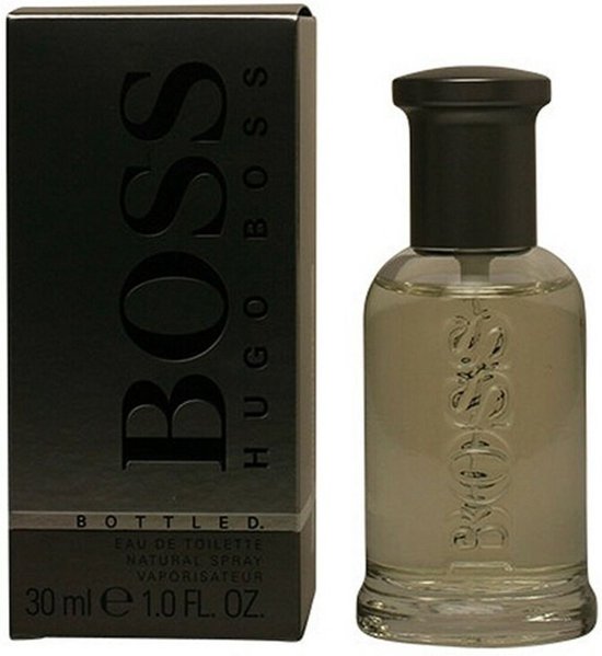 Een set van BOSS Bottled Eau de Toilette met een fles en verpakking.