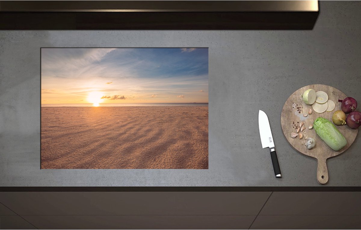 Inductieplaat Beschermer - Close up van het Strand met Mooie Zonsondergang - 70x51 cm - 2 mm Dik - Inductie Beschermer - Bescherming Inductiekookplaat - Kookplaat Beschermer van Wit Vinyl