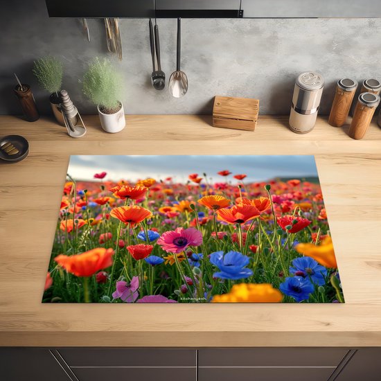 Een kookplaatafdekking met een levendig veld van rode, oranje, roze en blauwe klaprozen, geplaatst op een houten aanrecht.