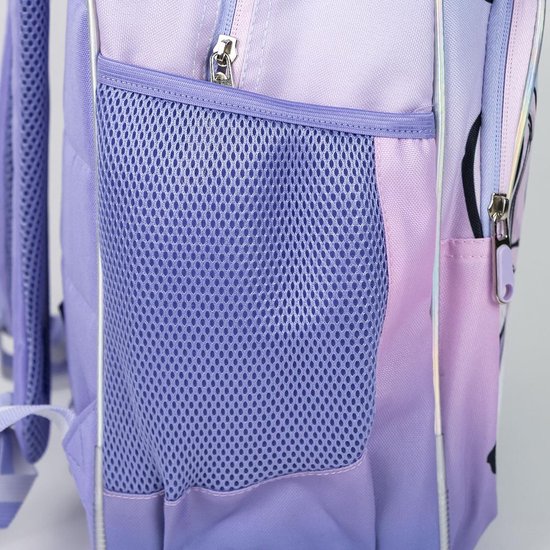 Détail d'une poche latérale en mesh violet sur un sac à dos pastel avec Stitch et Angel.