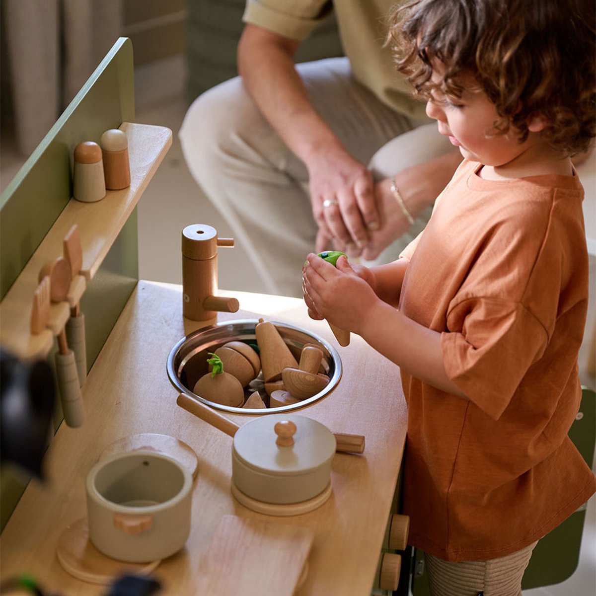 Speelkeuken Hout Olijfgroen - Kinderkeuken inc. 13 Speelgoed keuken accessoires - Frisse, rustgevende en speelse vol magie - Elke Dag een Culinaire Droom — afbeelding 4