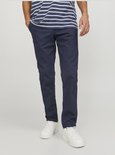 Onderlichaam van een man met gestreept blauw-wit T-shirt en donkerblauwe chino broek.