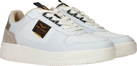 Wit leren sneakers met beige suède hielstuk en "PME LEGEND" label op de zijkant.