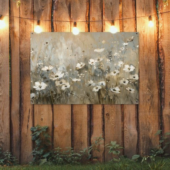 Een tuinposter met witte bloemen op een houten achtergrond, verlicht door een slinger met lampjes.