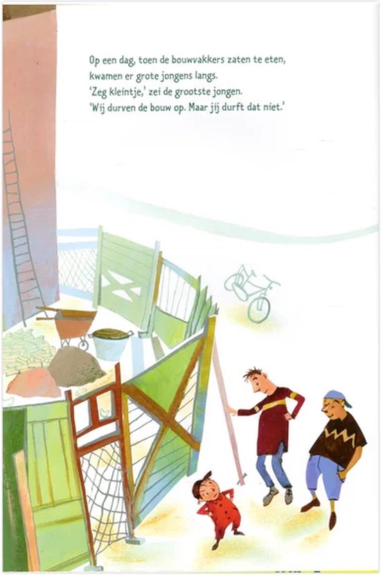 Bouwvakkers kijken naar een klein meisje dat een hek vasthoudt. Rechts staan twee jongens.