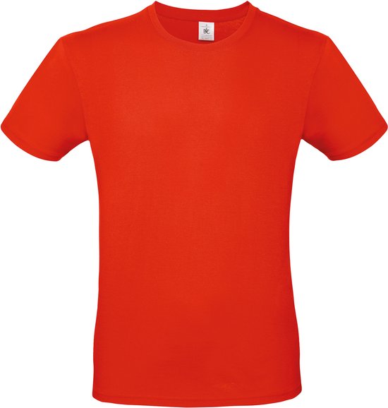 Voorkant van een rood T-shirt met B&C label in de nek.