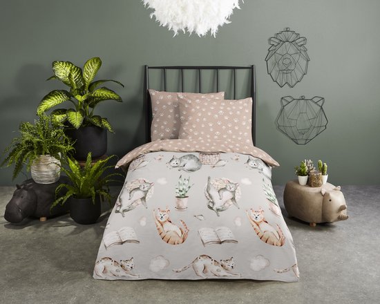 Grijze dekbedovertrek met kattenprint, zandkleurige kussens met pootafdrukken op een bed.