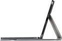 Zijprofiel van een tablet in een zwarte hoes met een uitklapbare standaard.