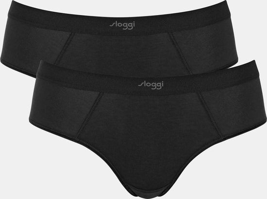 Deux culottes Sloggi noires avec une large ceinture et un logo Sloggi sur le devant.
