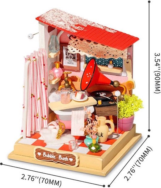 Miniatuur badkamer met rode dak, witte douchegordijn met kersen en een roze badkuip. Inclusief grammofoon en plantjes.
