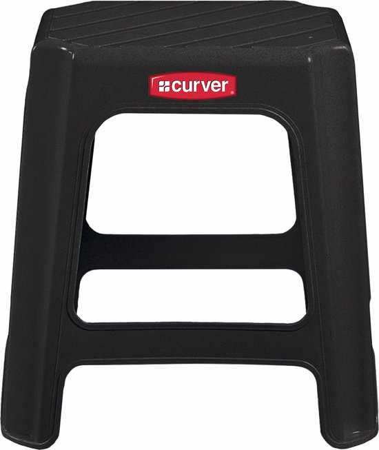 Petit tabouret noir Curver avec une assise rectangulaire et deux ouvertures rectangulaires. Le logo Curver est en rouge sur le devant.