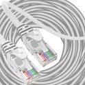 Opgerolde grijze ethernetkabel met twee transparante RJ45-connectoren met gekleurde draden.