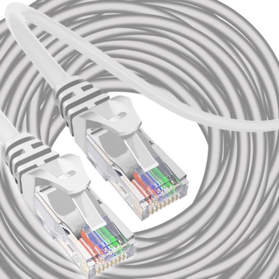 Opgerolde grijze ethernetkabel met twee transparante RJ45-connectoren met gekleurde draden.