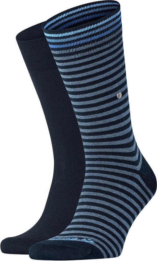 Twee paar sokken: één paar effen donkerblauw, één paar gestreept blauw en grijs.