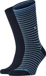 Twee paar sokken: één paar effen donkerblauw, één paar gestreept blauw en grijs.