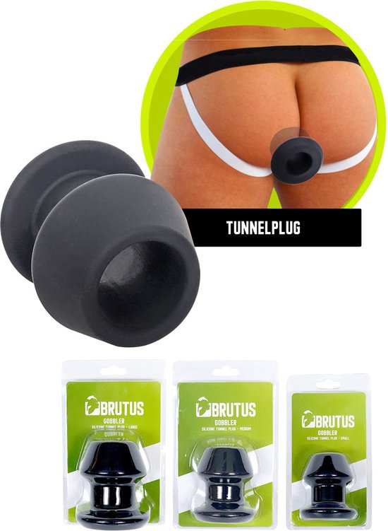 Zwarte siliconen tunnel plug, afgebeeld op een model in een jockstrap en in verpakking.