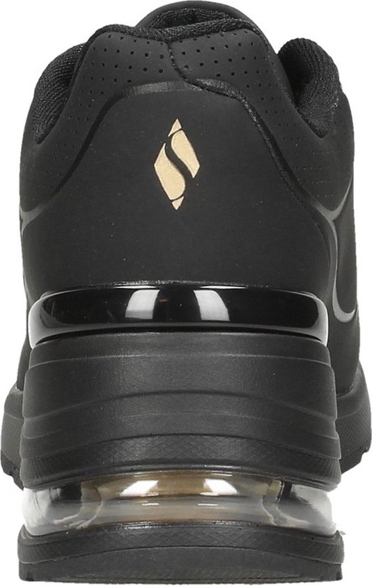 Achterkant van een zwarte Skechers sneaker met goudkleurig logo en gedetailleerde luchtzool.
