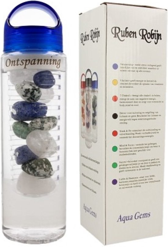 Ruben Robijn Aqua Gems drinkfles 'Ontspanning' met blauwe dop en een doos. De fles bevat blauwe, groene en witte edelstenen.