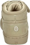 Achterkant van een taupe suède mid-top sneaker met klittenbandsluiting. Maat 20 op de zool.