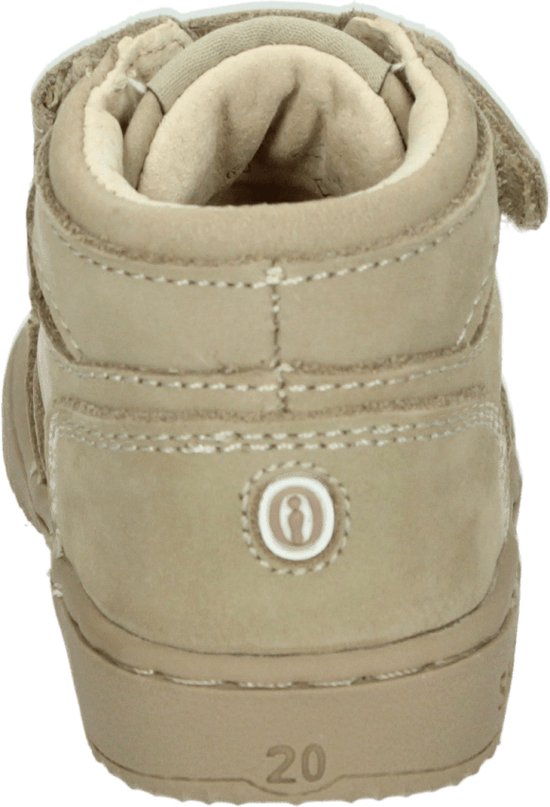 Achterkant van een taupe suède mid-top sneaker met klittenbandsluiting. Maat 20 op de zool.
