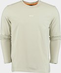 Beige T-shirt met lange mouwen, voorzien van het kleine witte BOSS-logo op de borst en een oranje kraagdetail.