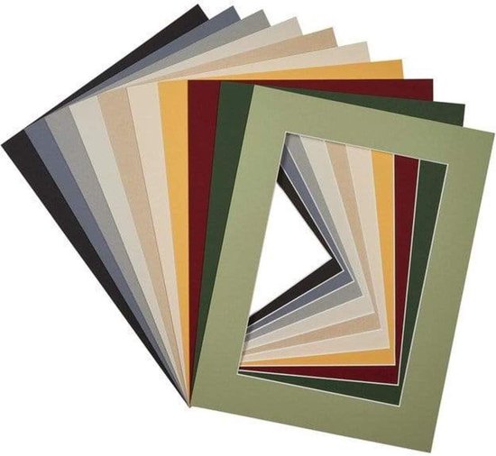 Un éventail de passe-partouts colorés, allant du gris et crème à l'ocre jaune et au rouge foncé, avec un passe-partout vert au premier plan.