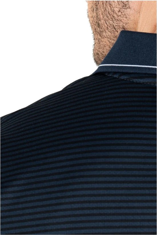 Detail van de donkerblauwe polo met fijne horizontale strepen en de witte bies op de kraag.