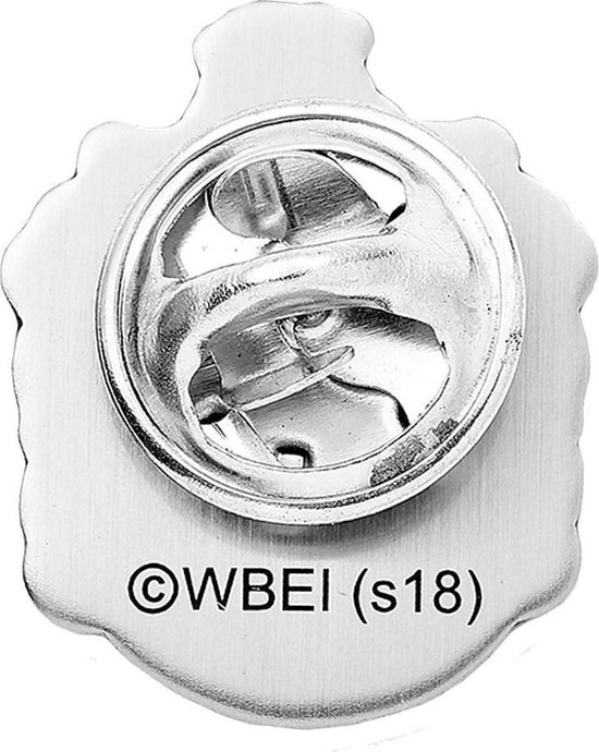 Zilverkleurige pin met gesp en "©WBEI (s18)" inscriptie.