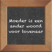 Wijsheden op krijtbord tegel over Moederdag met spreuk :Moeder is een ander woord voor tovenaar