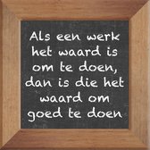 Wijsheden op krijtbord tegel over Werk met spreuk :Als een werk het waard is om te doen dan is die het waard om goed te doen