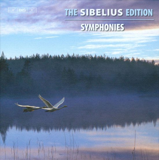 De Sibelius Editie: Symfonieën. Twee zwanen vliegen over een rustig meer bij zonsopgang.