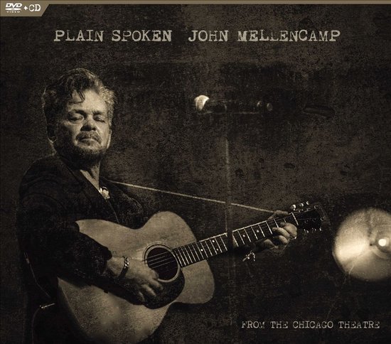 John Mellencamp, "Plain Spoken: From The Chicago Theatre" DVD+CD hoes. Een sepia-getinte foto van John Mellencamp met zijn ogen gesloten, spelend op een akoestische gitaar op een podium.