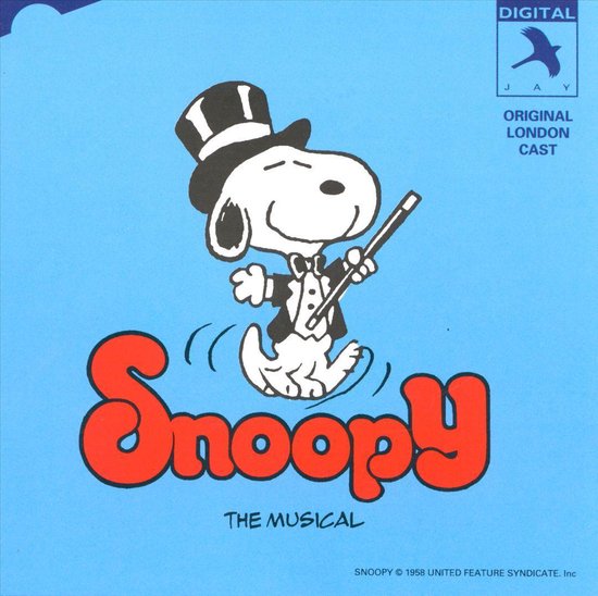 Snoopy in smoking, met hoge hoed en toverstaf, danst op blauwe achtergrond. "Snoopy THE MUSICAL"